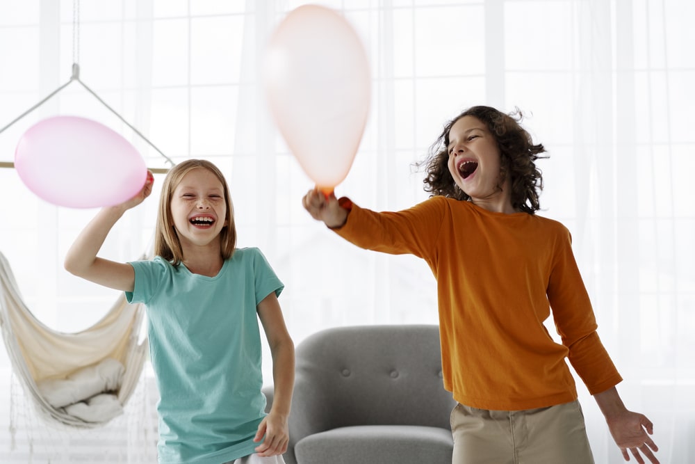 Игра с воздушными шарами для детей
